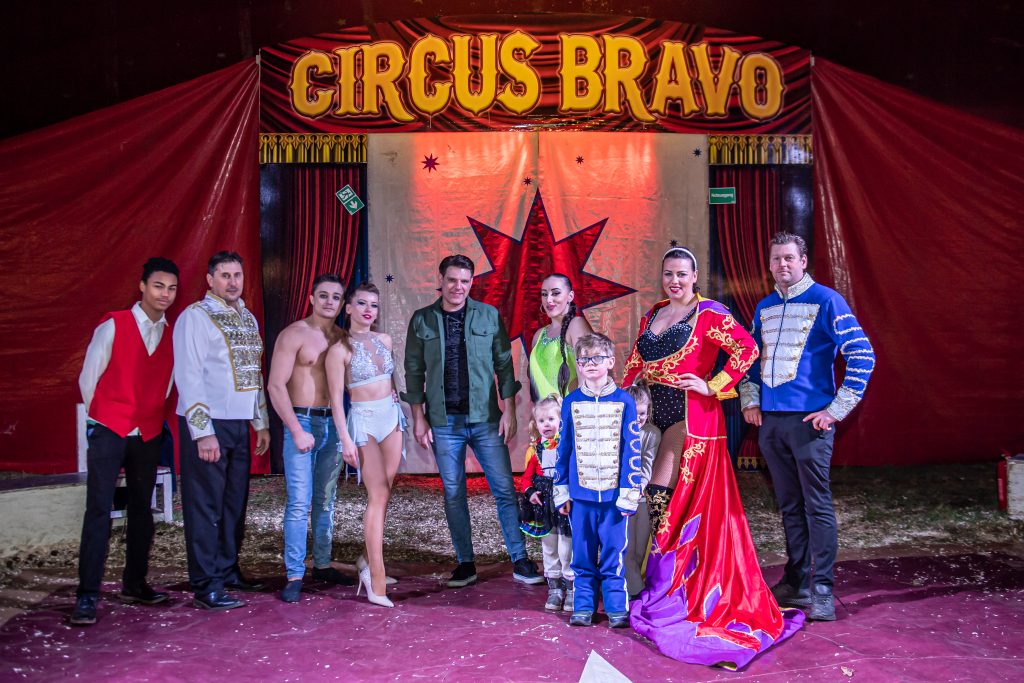 Steffen Sturm mit der Zirkusfamilie, ©Fracasso