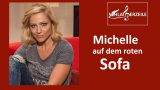Michelle auf dem roten Sofa